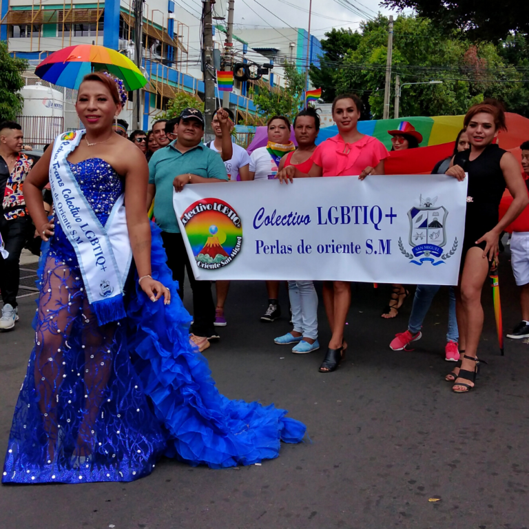 Colectivas y organizaciones de la población LGBTI, del interior del país tambien participaron en la marcha del Pride 2022.