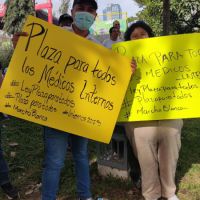 Estudiantes de medicina exigen el pago del servicio como médicos internos