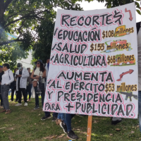 Pancartas que afectados ante el congelamiento del escalafón