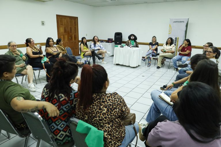 Andrea durante su encuentro con artistas, gestoras culturales y defensoras de derechos, donde conversaron sobre sus procesos creativos, las luchas personales, y las situaciones que han superado en sus ámbitos laborales.